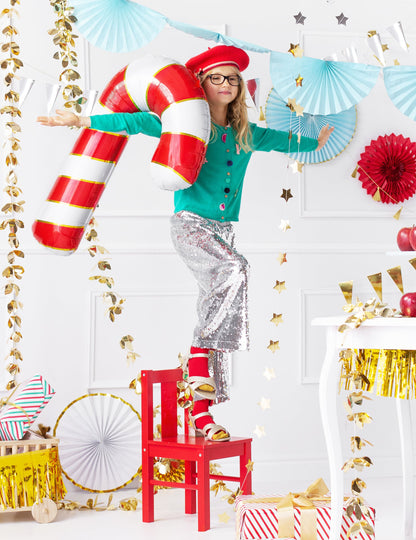 Vue portée par une enfant du ballon géant en aluminium sucre d'orge pour décoration Noël