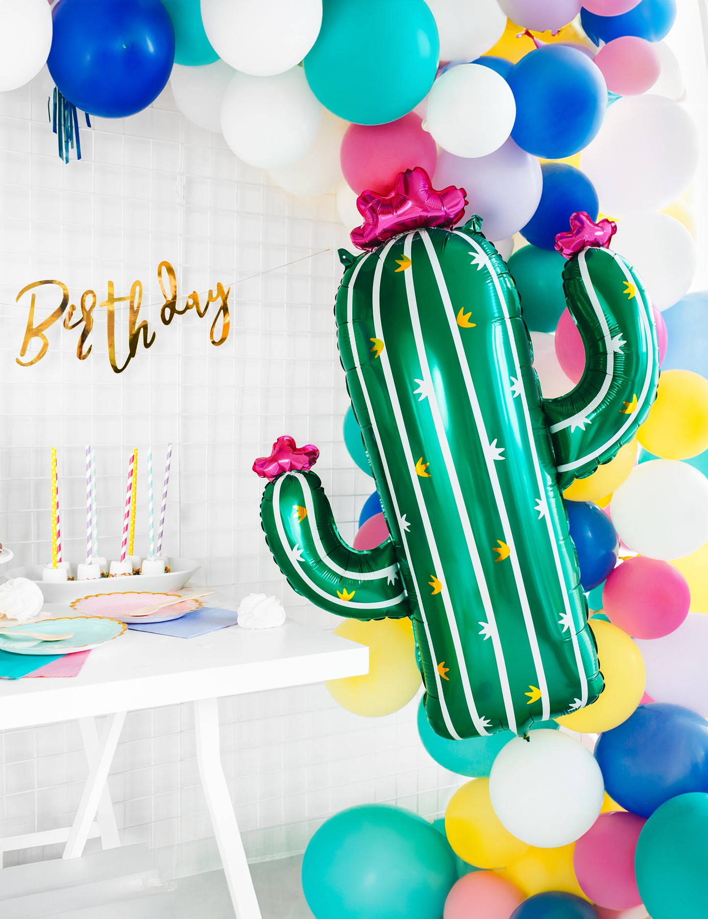 Mise en scène d'anniversaire du ballon cactus en fleurs
