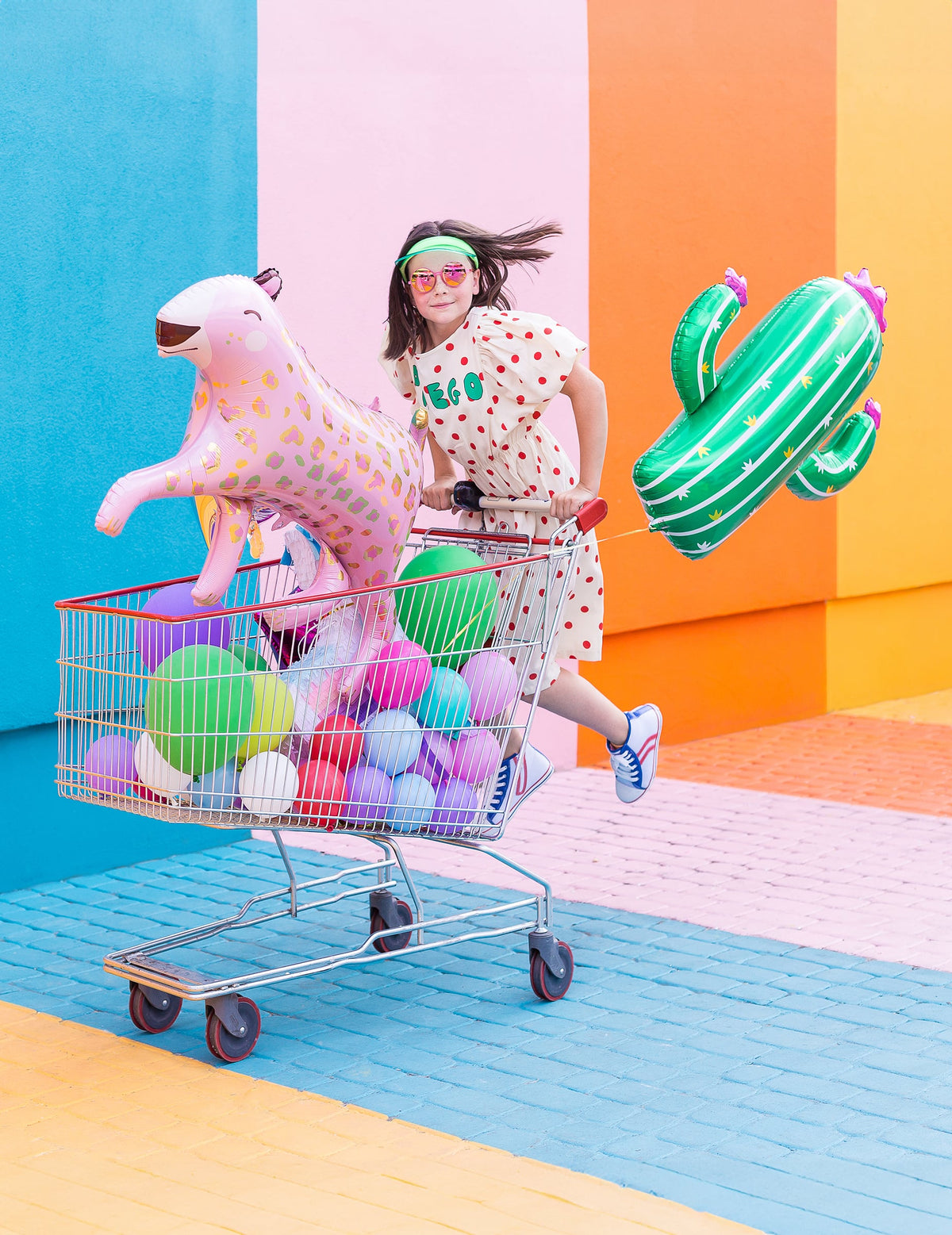 Mise en scène avec enfant et caddie du ballon cactus en fleurs