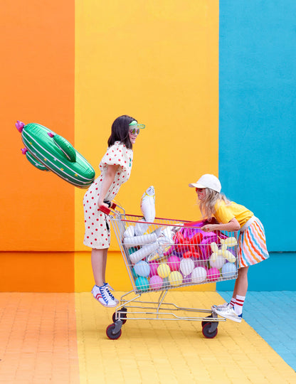 Mise en scène avec deux enfants et un caddie du ballon cactus en fleurs