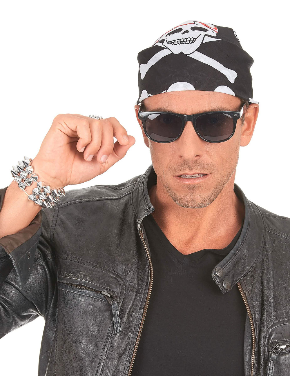 Bližnji posnetek bandane s človeškimi lobanjami in verigo za odrasli