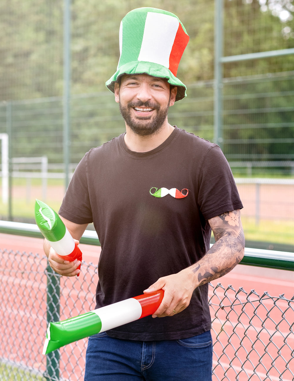 Supporter tenant les bâtons gonflables tap-tap Italie