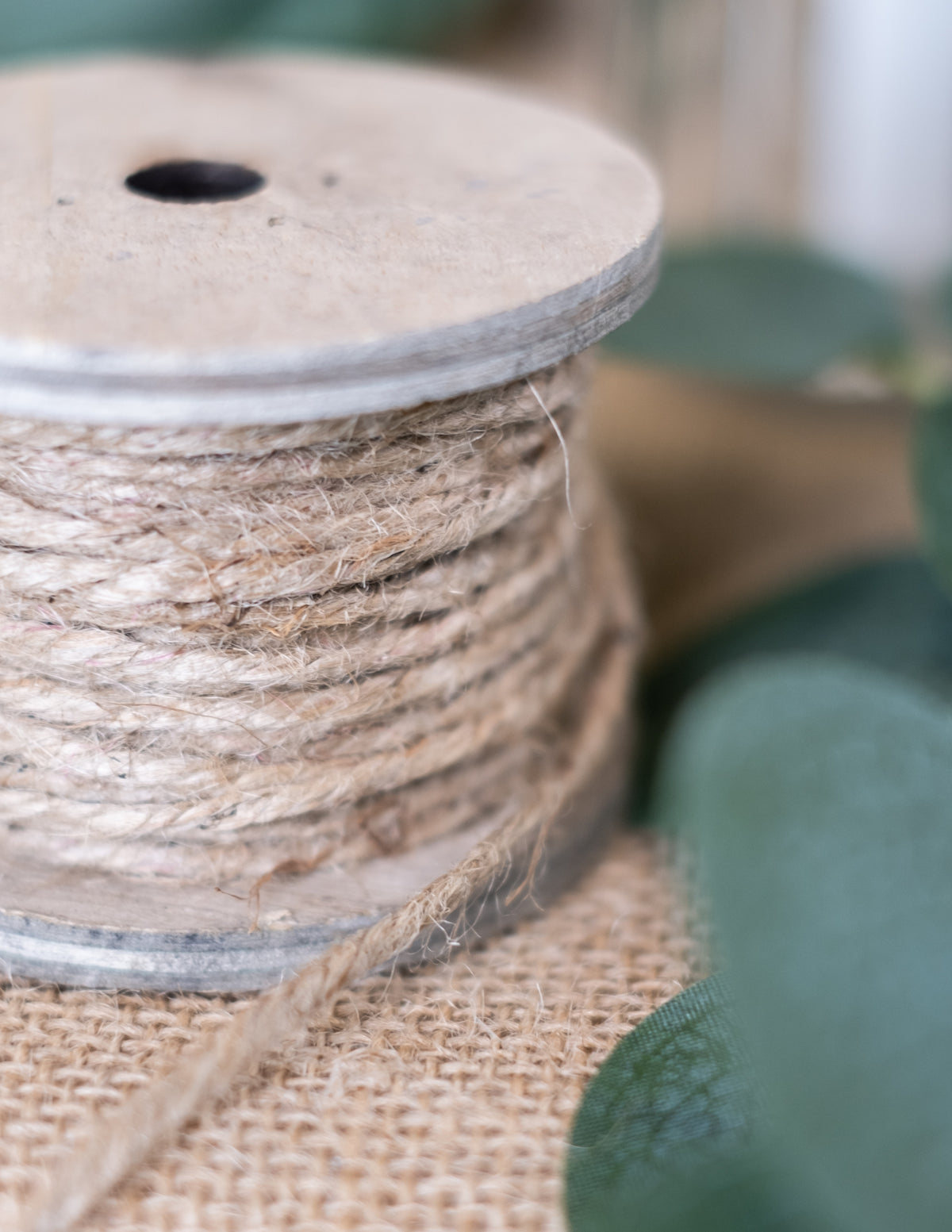 Gros plan sur l'enroulement de la bobine de cordelette ficelle pour décoration naturelle