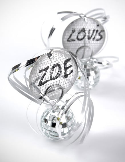 Mise en situation avec porte-noms et boules à facettes du bolduc brillant pour décoration de fête argent