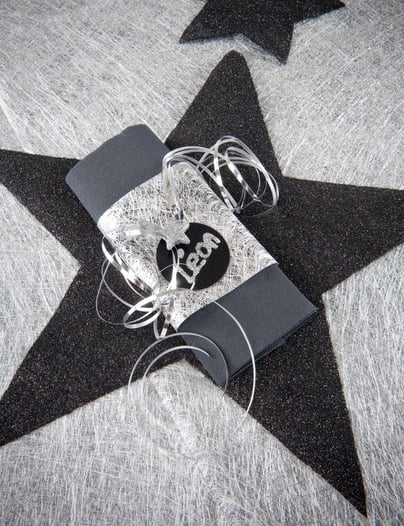 Mise en situation sur une serviette du bolduc brillant pour décoration de fête