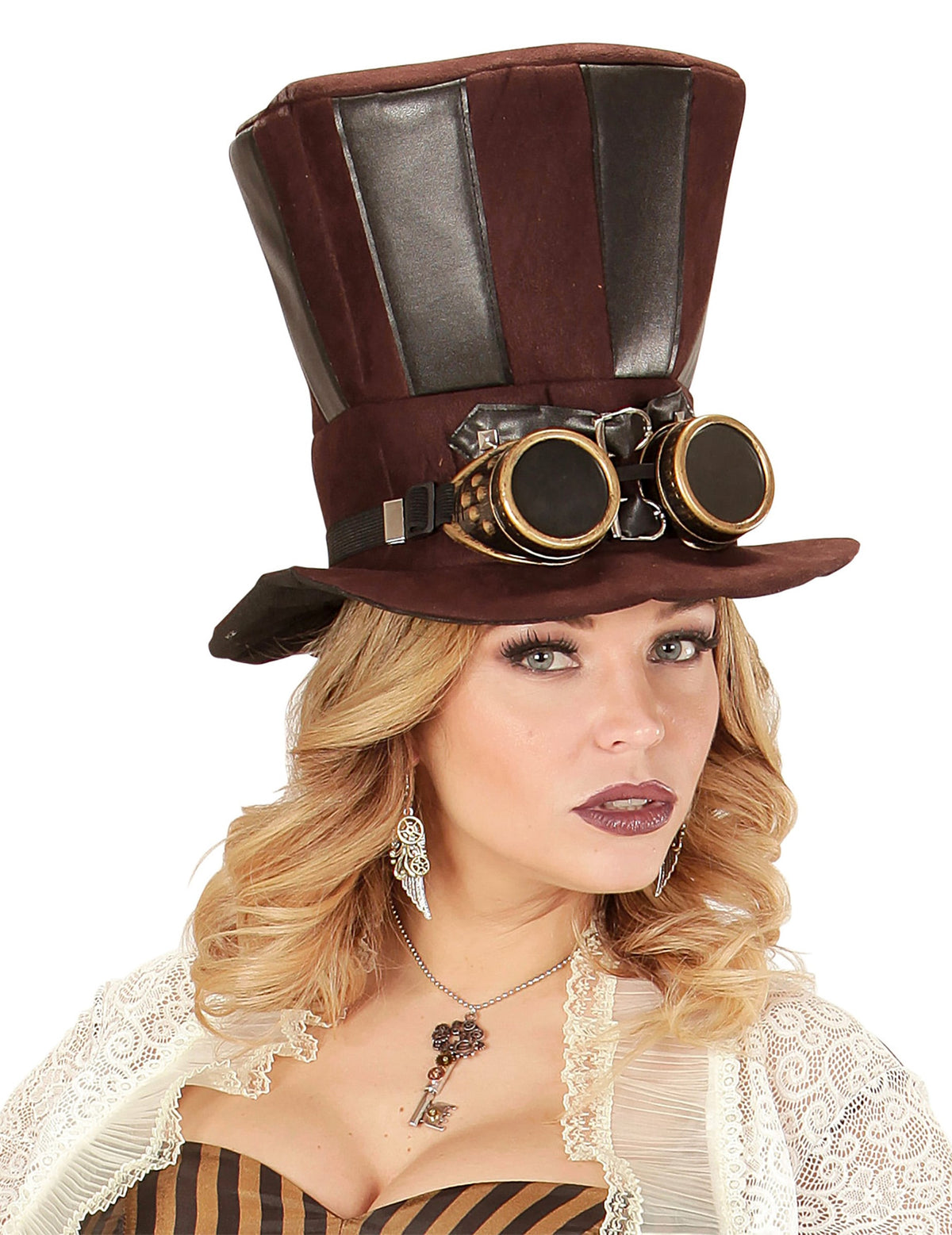 Détail des boucles d'oreilles rouages et plumes Steampunk pour adulte