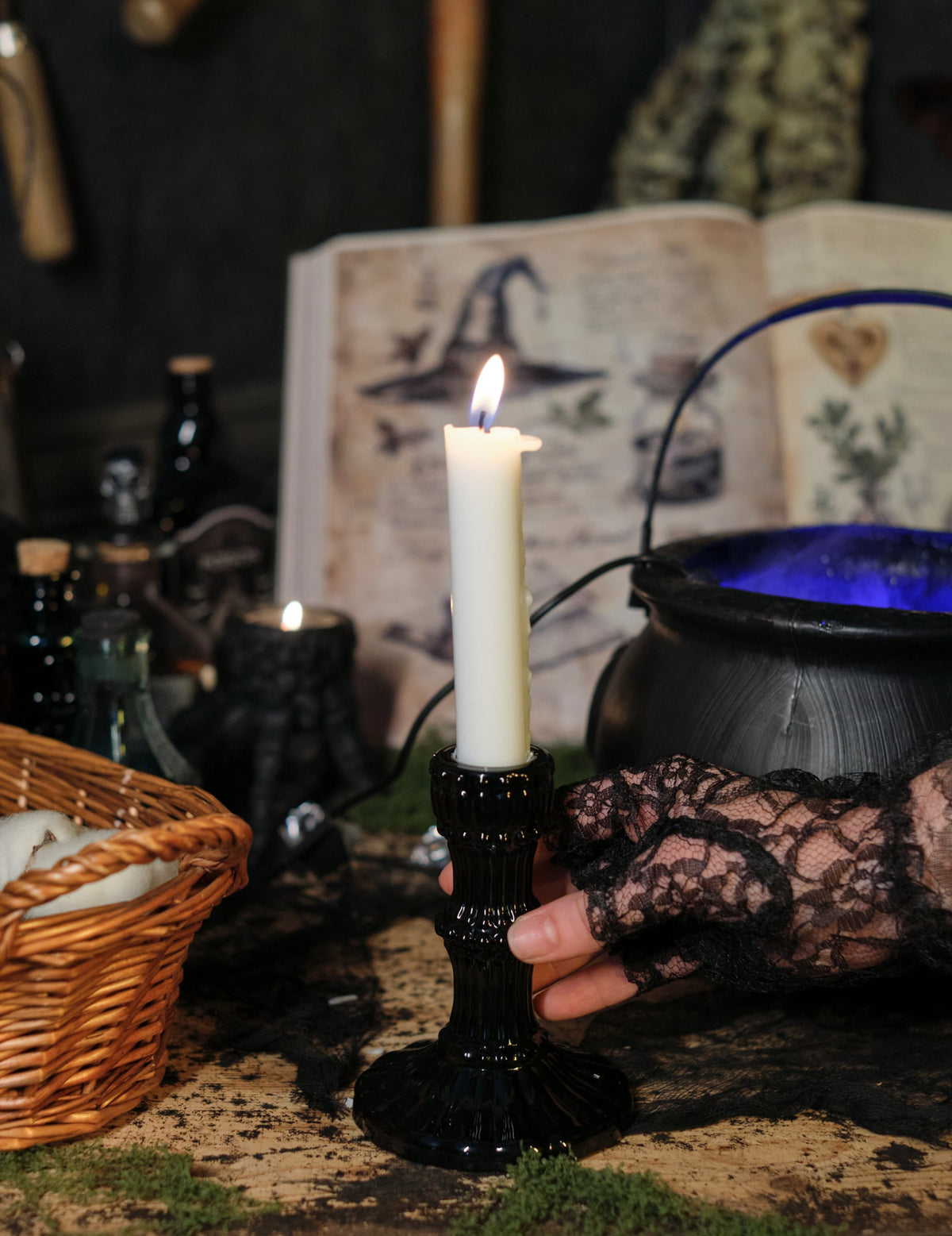Mise en situation avec bougie et gant en dentelle du bougeoir en verre pour décoration noir