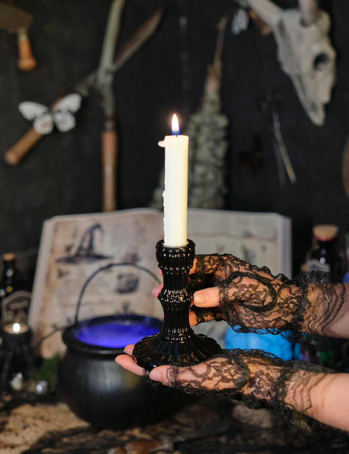 Mise en situation avec mains gantées de dentelle du bougeoir en verre pour décoration noir