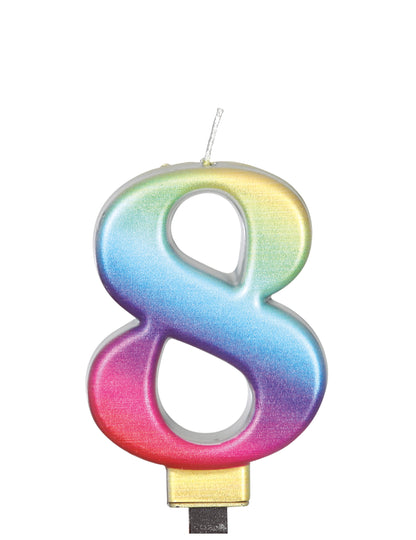 Vue du chiffre 8 de la bougie chiffre pour anniversaire multicolore