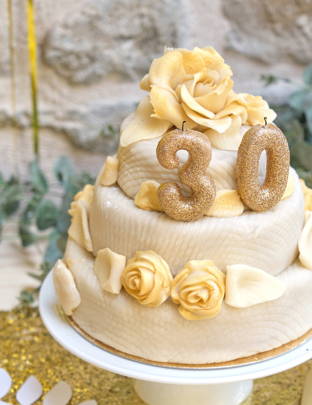 Mise en situation sur un gâteau de la bougie chiffre 3 pour anniversaire doré à paillettes