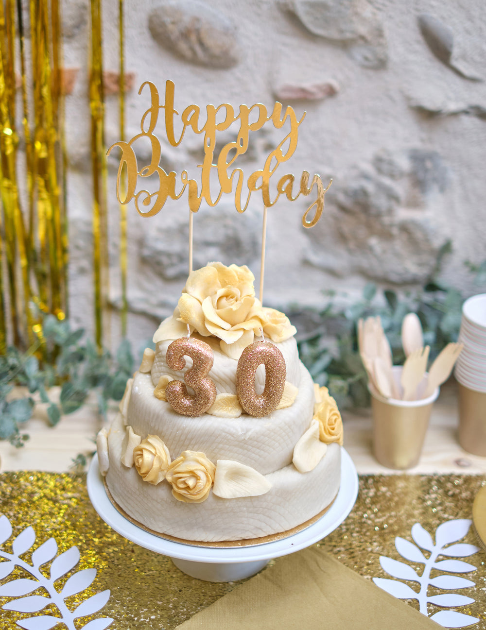 Ambiance de fête autour du gâteau de la bougie chiffre 3 pour anniversaire doré à paillettes