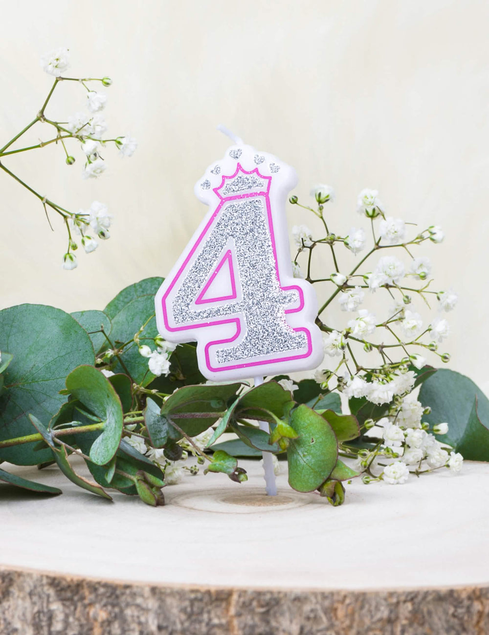 Postavitev rojstnodnevne svečke številka 4 princesa