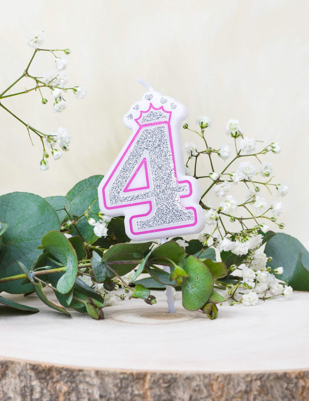 Postavitev rojstnodnevne svečke številka 4 princesa