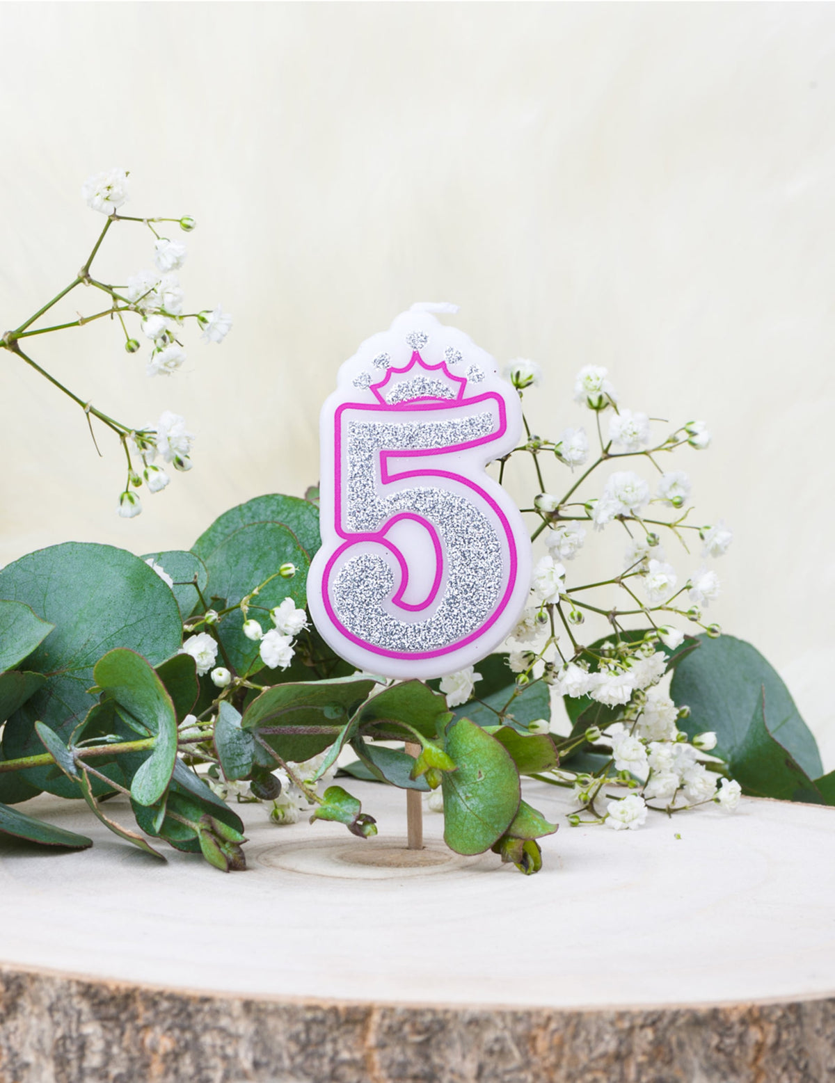 Mise en scène dans un décor floral de la bougie d'anniversaire chiffre 5 princesse