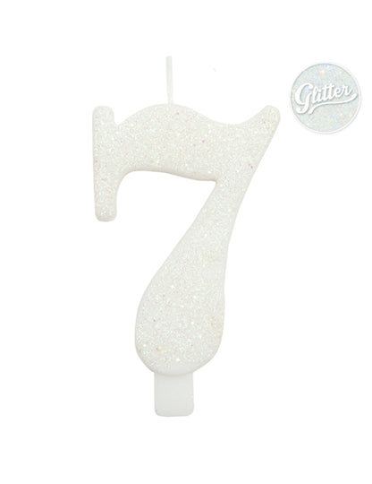 Vue du chiffre 7 de la bougie d'anniversaire pour fête blanche pailletée