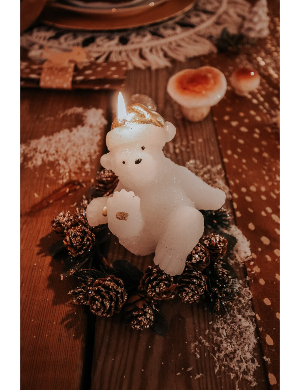 Gros plan sur la flamme de la bougie ourson de noël