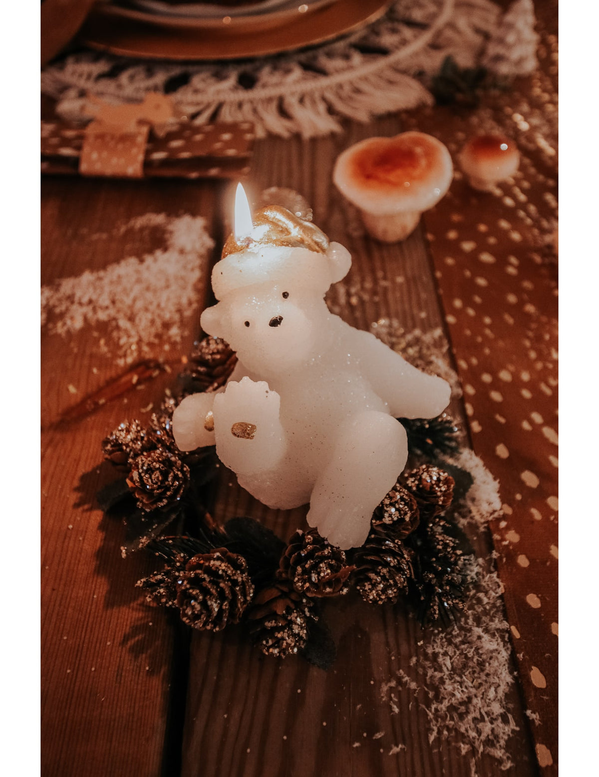 Gros plan sur la flamme de la bougie ourson de noël