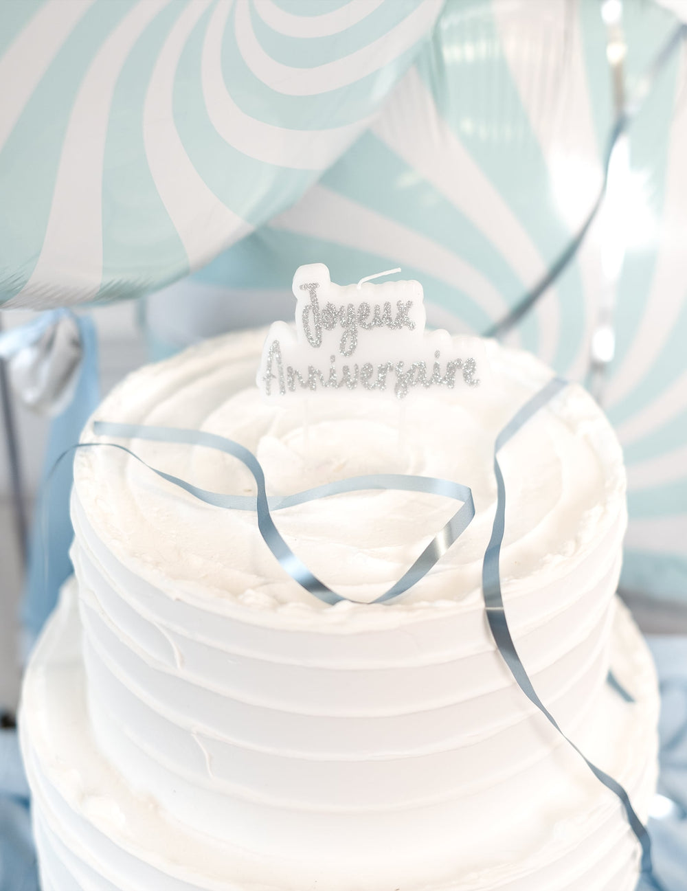 Mise en situation sur un gâteau de la bougie sur pique Joyeux Anniversaire