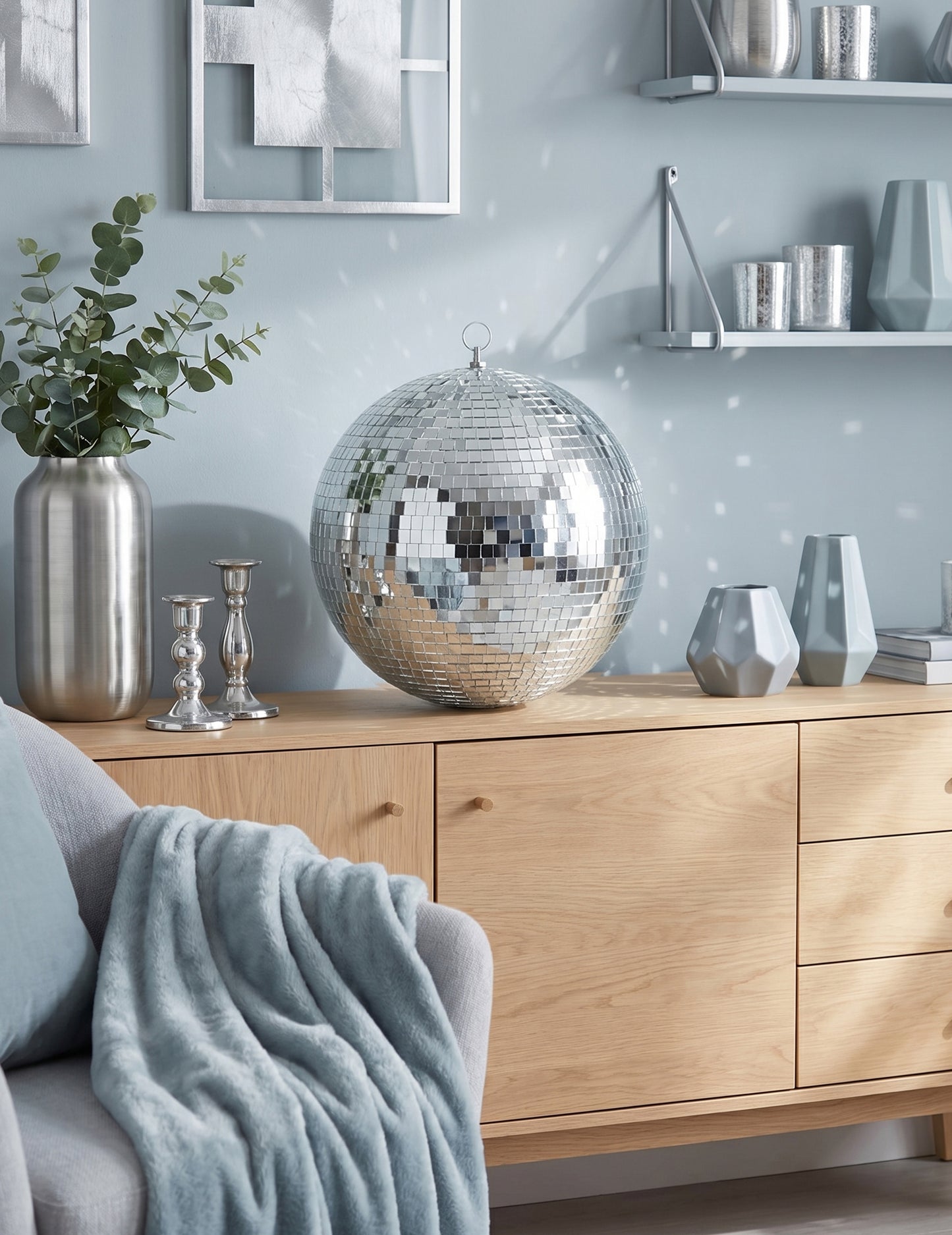 Mise en situation dans un salon de la boule à facettes disco pour décoration argentée