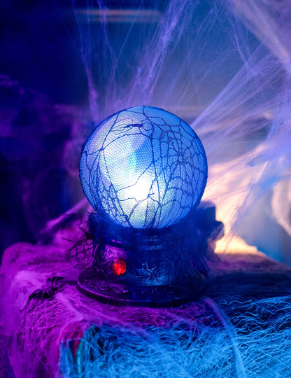 Gros plan sur l'effet lumineux bleu de la boule de cristal lumineuse et sonore Halloween