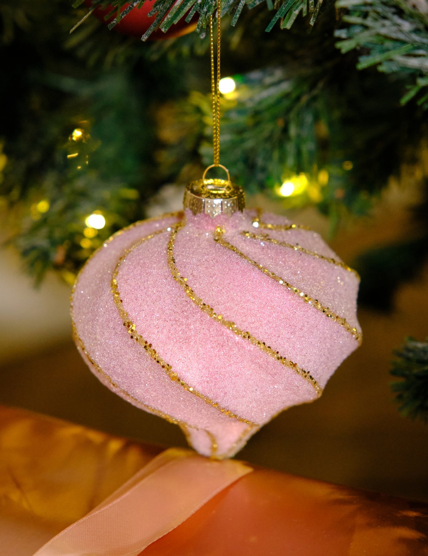 Božična kroglica v obliki solze z rožnato-zlatimi spiralami, 10 cm bleščice
