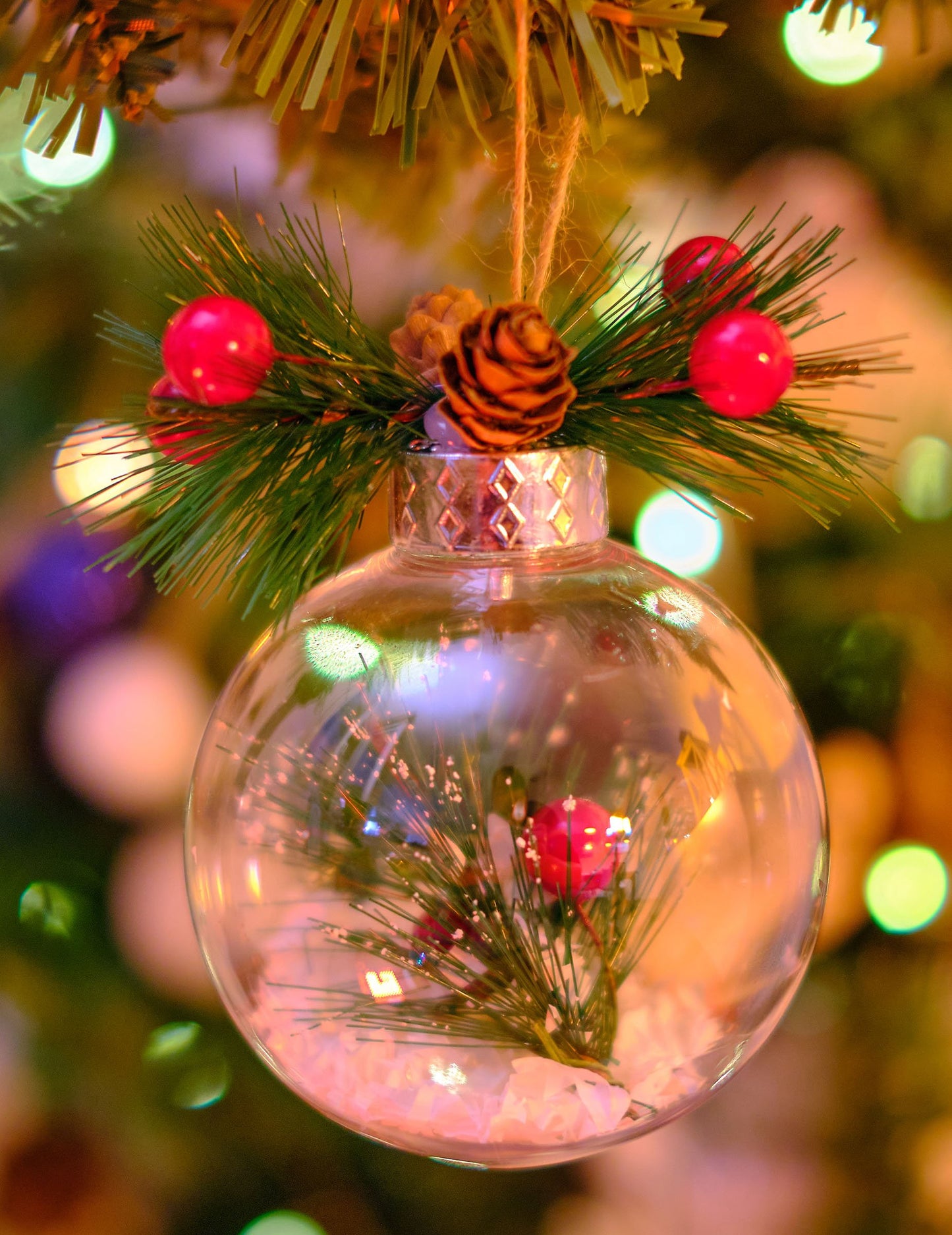 Naravna božična kroglica s snegom in jelko 8 cm naključni vzorec s storžem