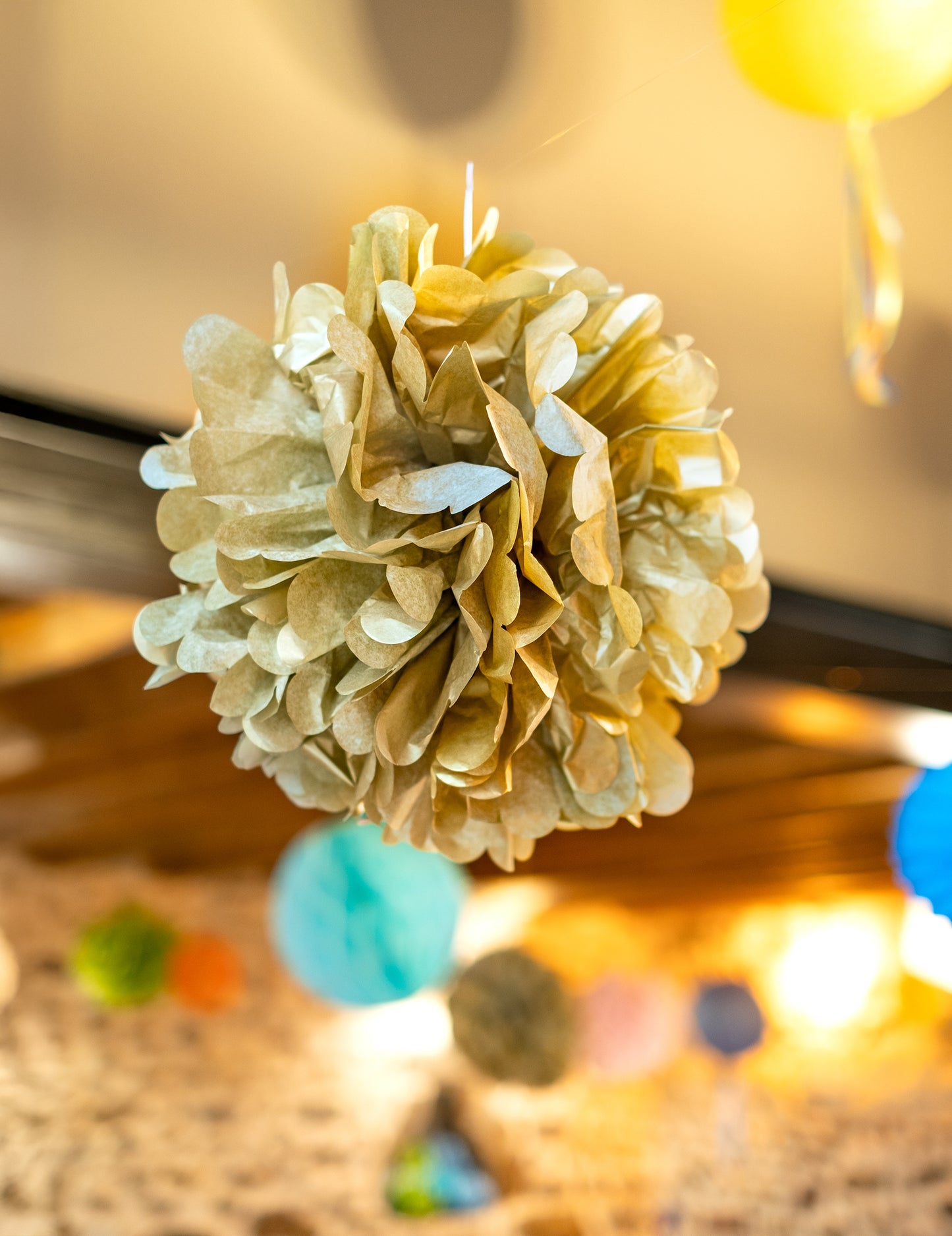 Zlata okrasna krogla 40.6 cm papir za obešanje