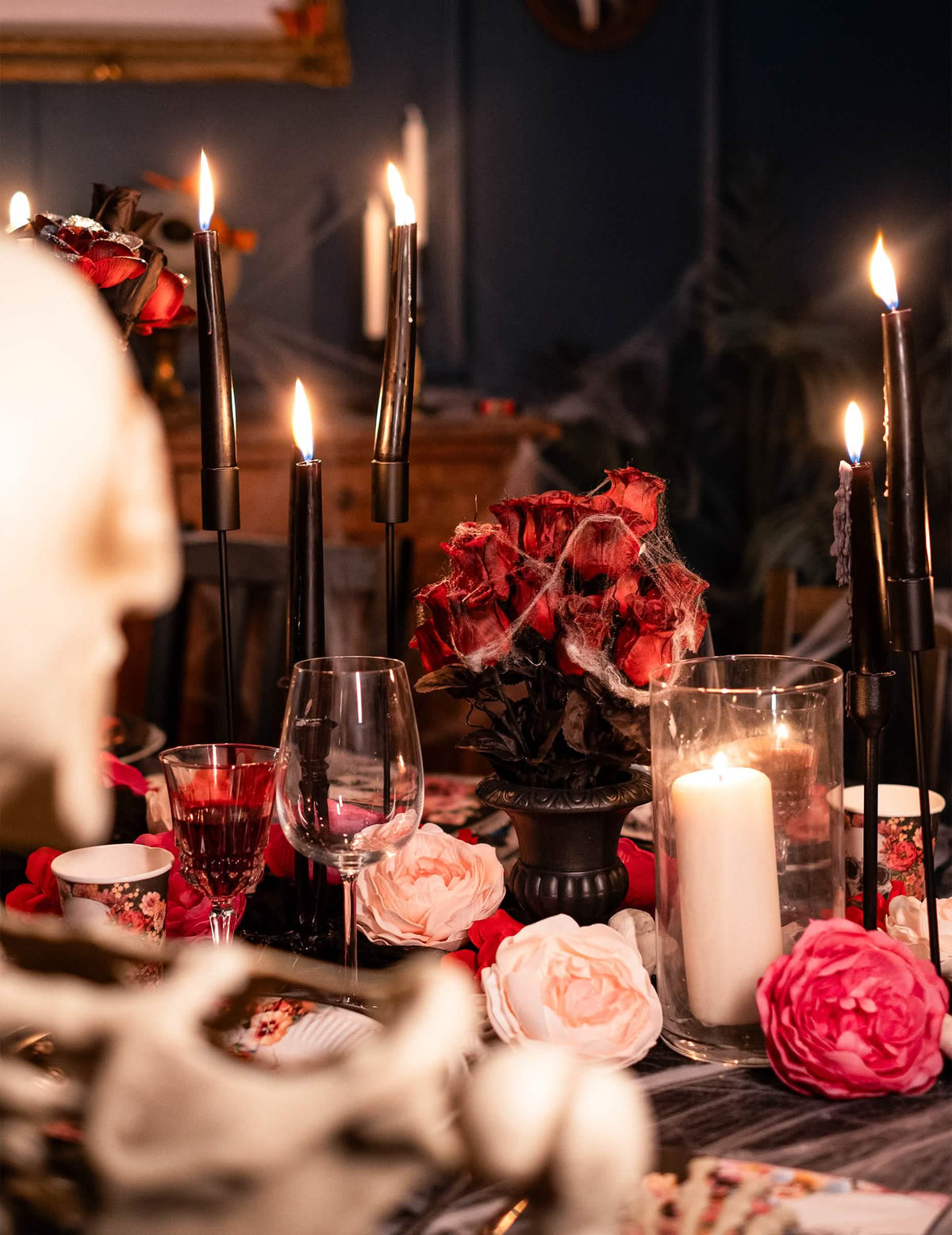 Postavitev šopka rdečih vrtnic halloween za dekoracijo s pajkovo mrežo