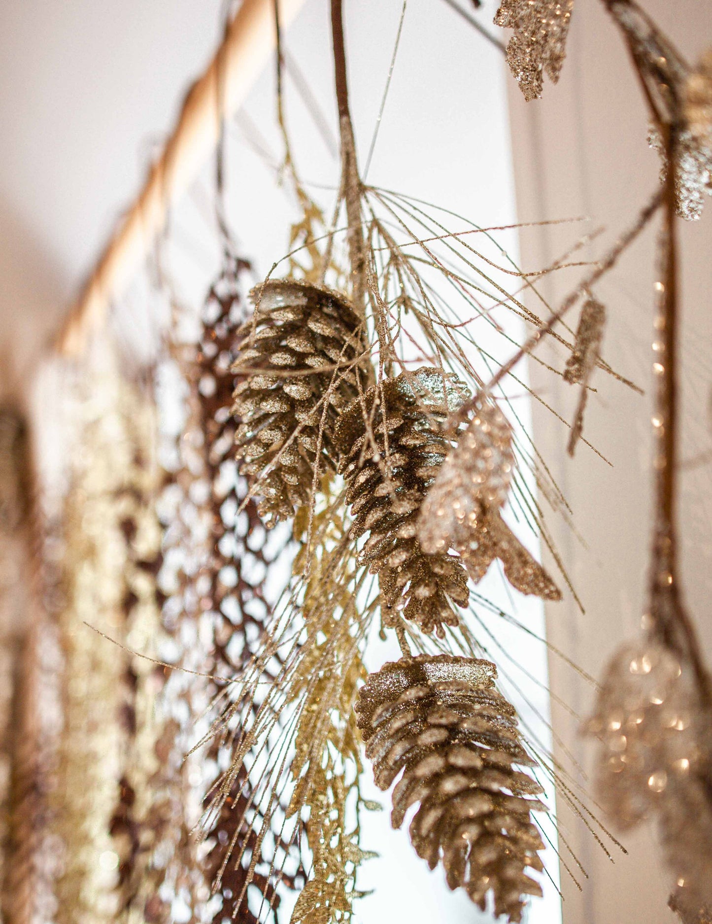 Veja storža z bleščicami iz šampanjca 75 cm Čaroben božič