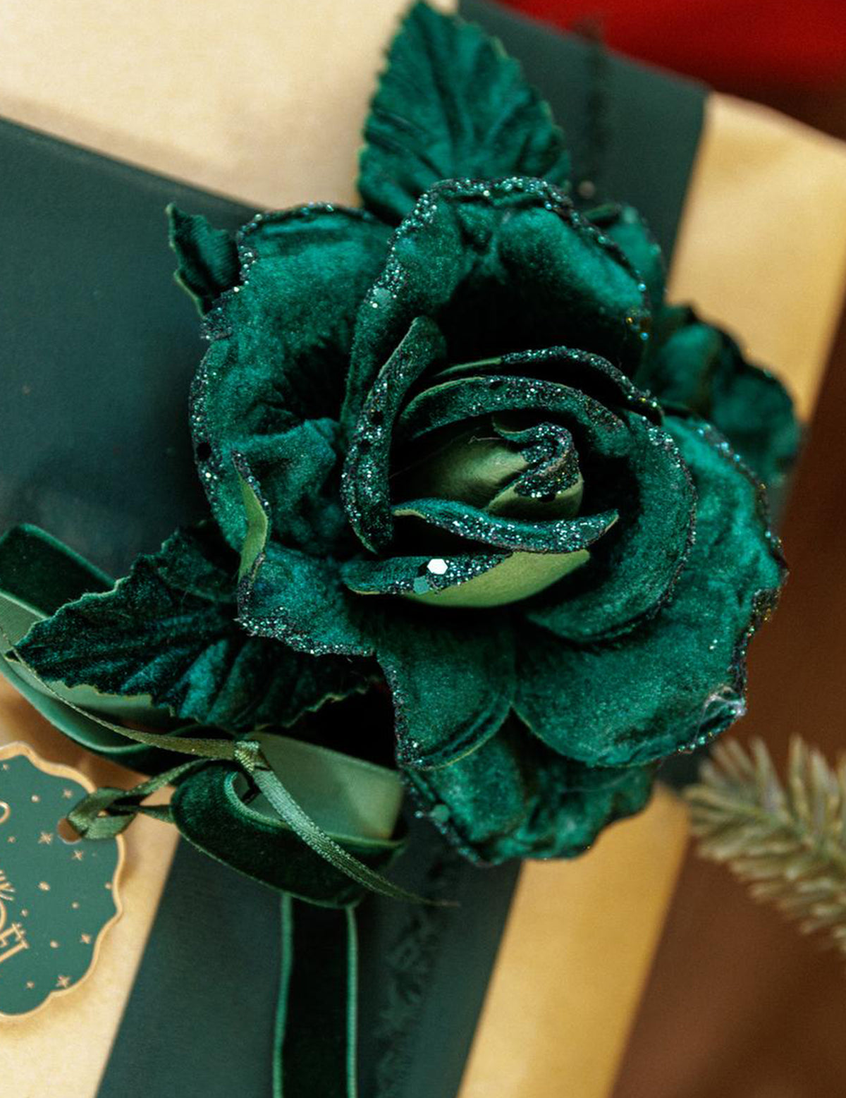 Branche de rose velours pailleté vert foncé 21 cm