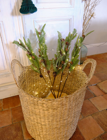 S snegom prekrita jelkova veja 65 cm z borovimi storži