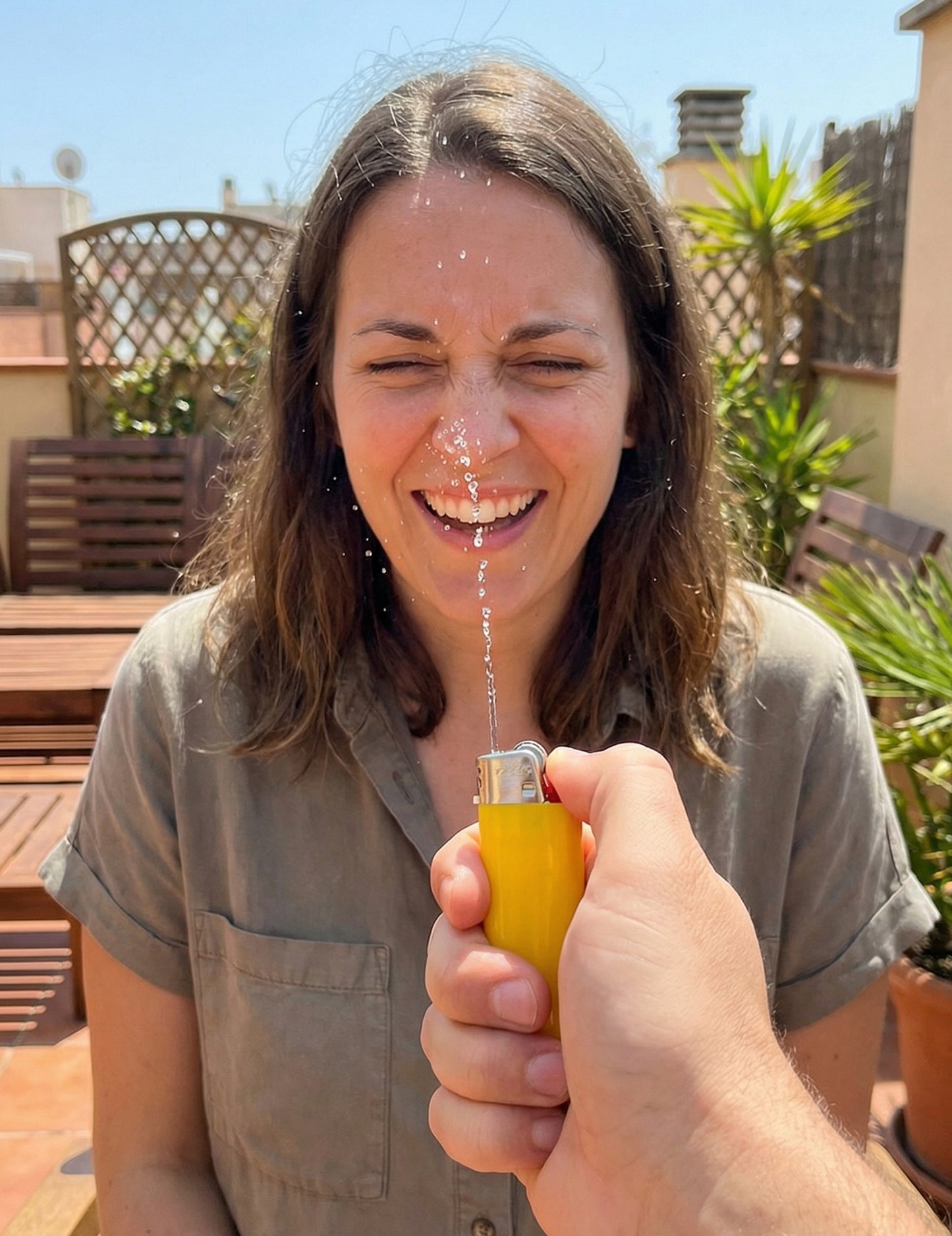 Briquet lance eau farces et attrapes pour adulte jaune