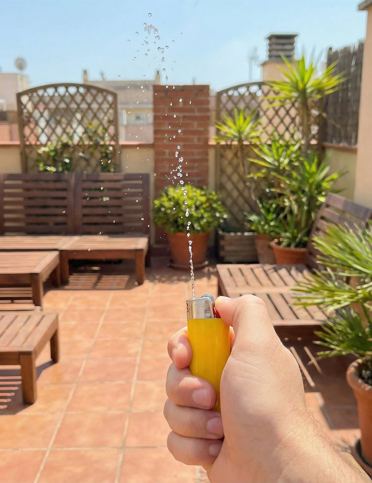 Briquet lance eau farces et attrapes pour adulte jaune