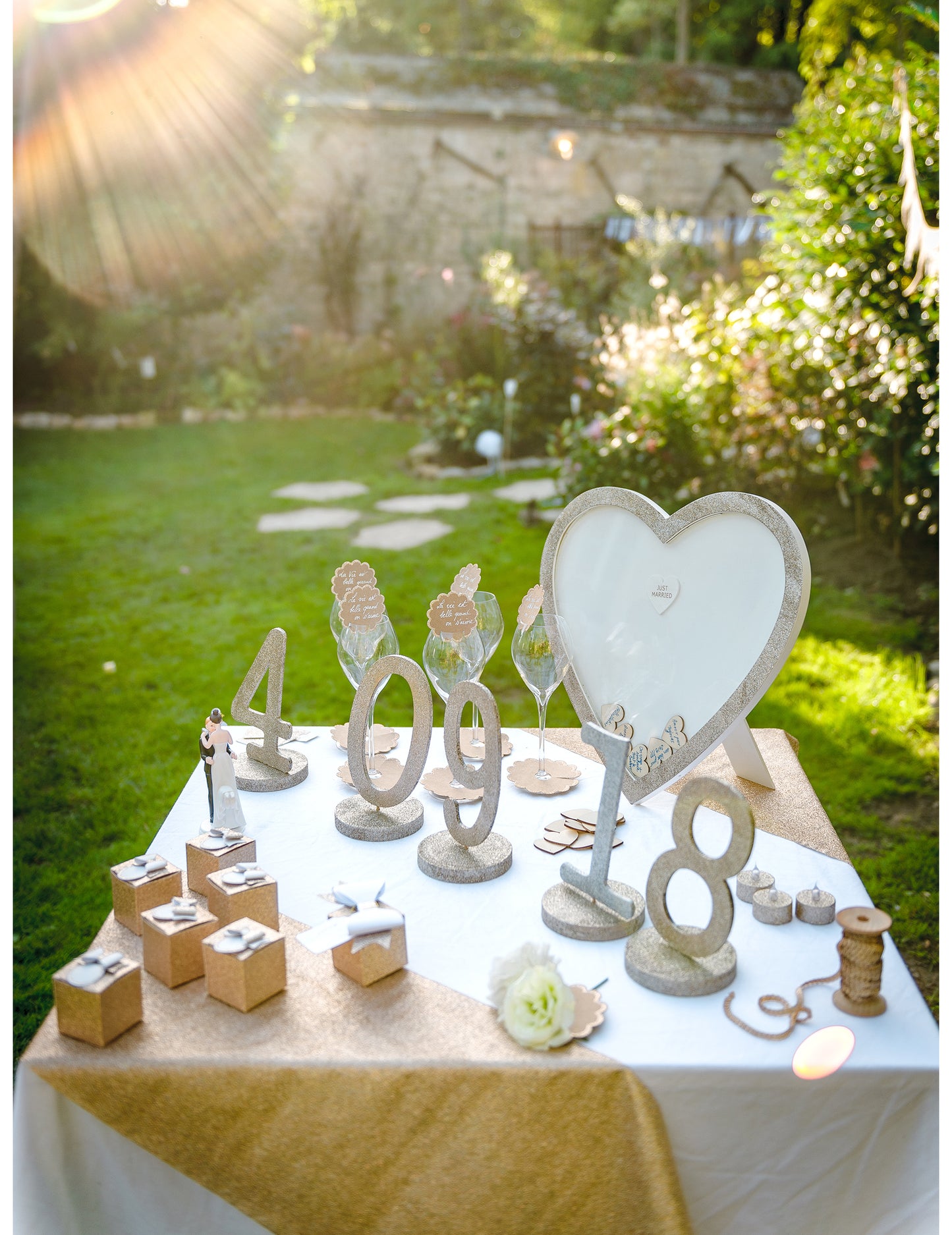 Knjiga gostov z bakrenim bleščečim okvirjem in lesenimi srčki, 37 x 40 cm cm