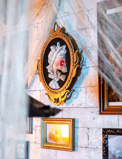 Détail de l'oeil lumineux et du relief du cadre portrait dame squelette amovible