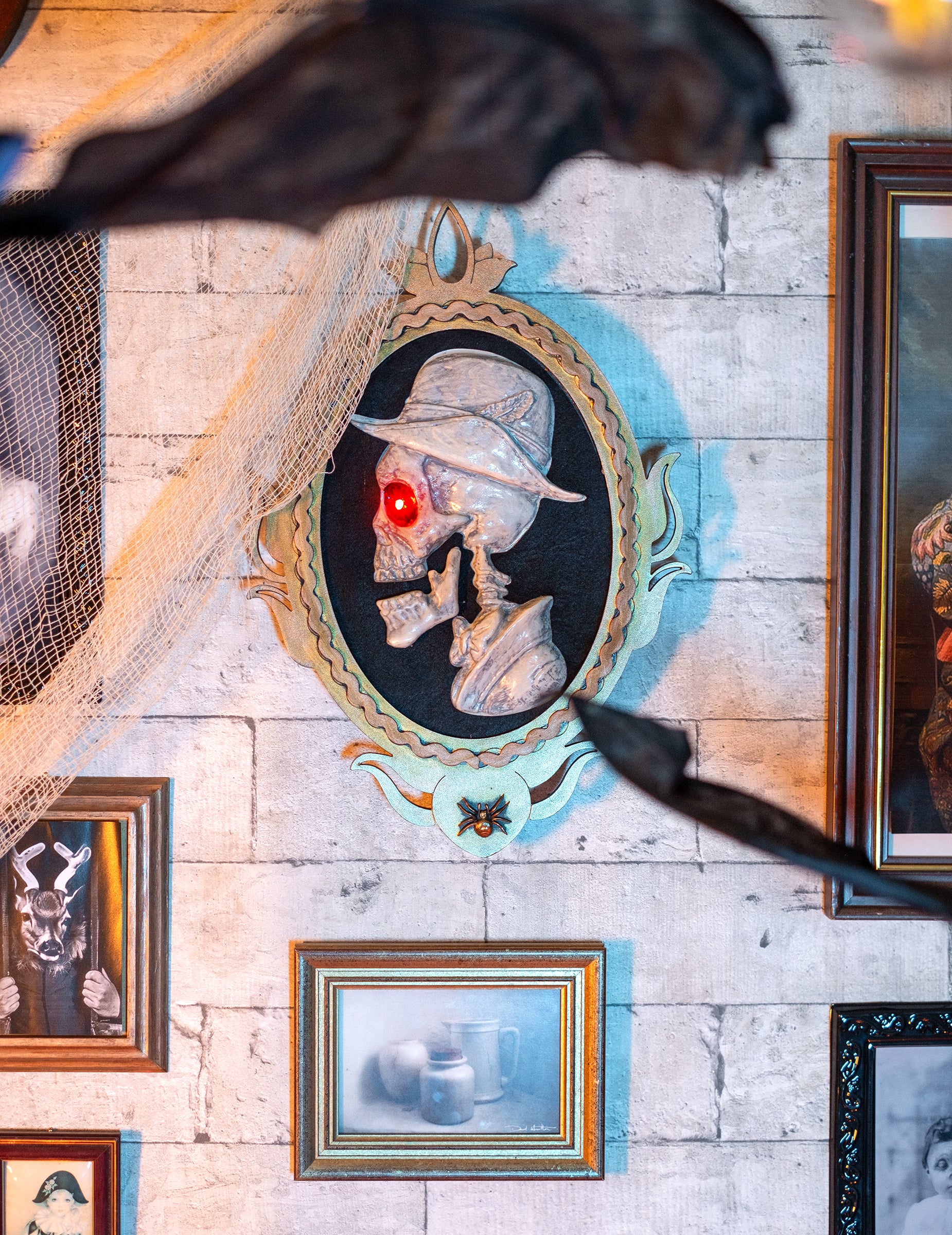 Podrobnost rdečega svetlečega očesa okvirja za portret s okostnjakom-gospodom