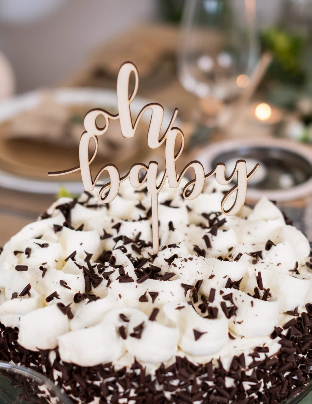 Velik bližnji posnetek lesenega napisa cake topper oh baby za baby shower