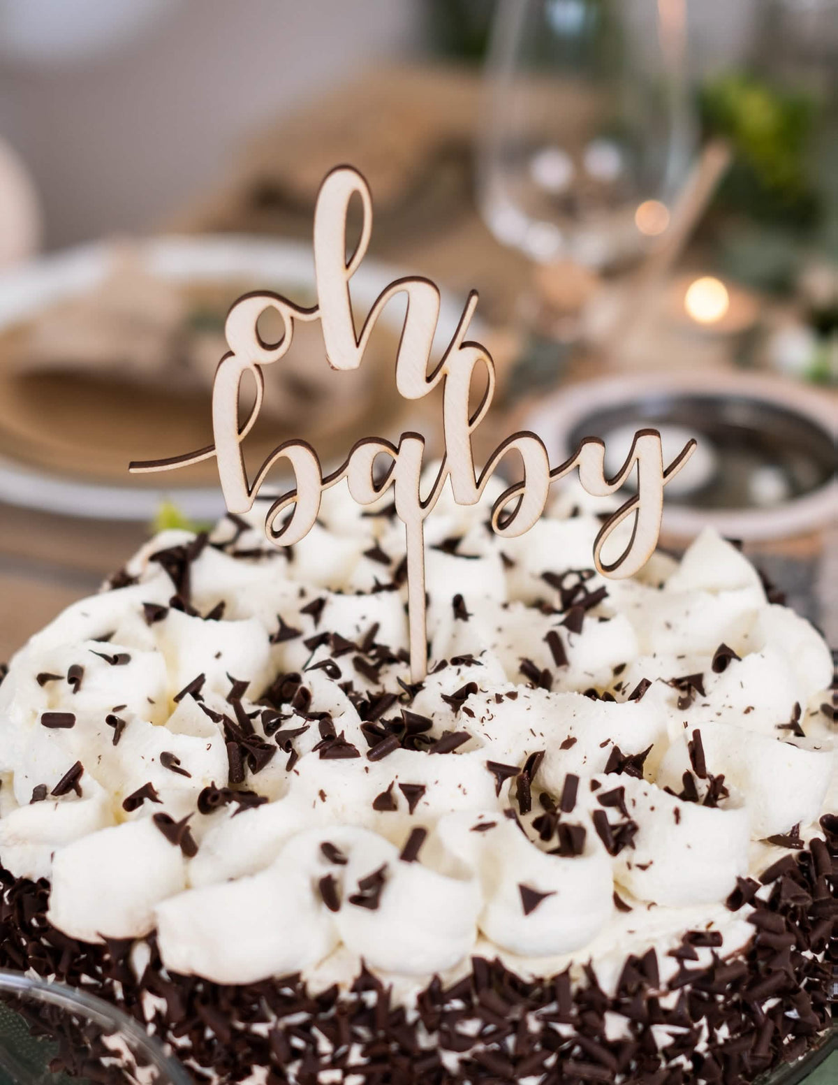 Velik bližnji posnetek lesenega napisa cake topper oh baby za baby shower