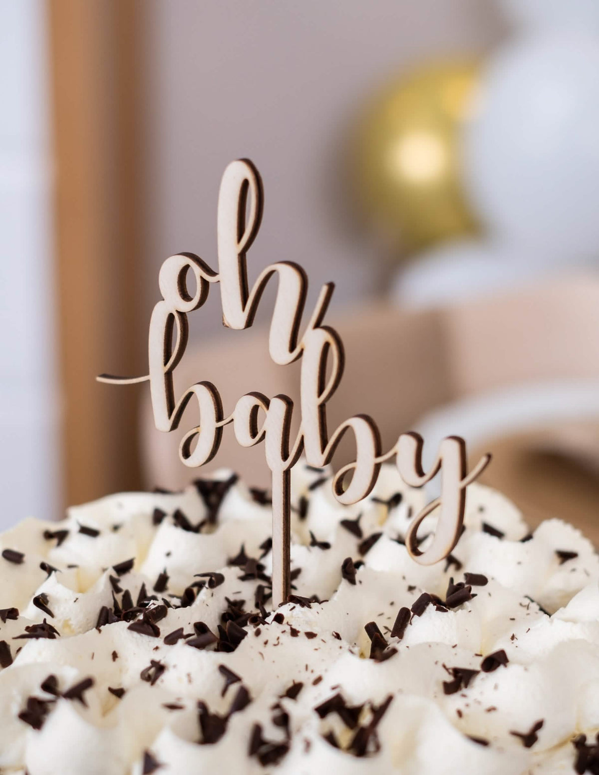 Pogled od treh četrtin na cake topper oh baby za baby shower