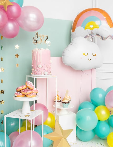 Mise en scène du cake topper en carton Happy Birthday