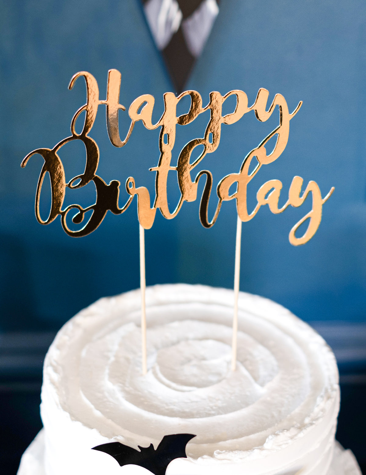 Zoom sur le lettrage du cake topper en carton Happy Birthday
