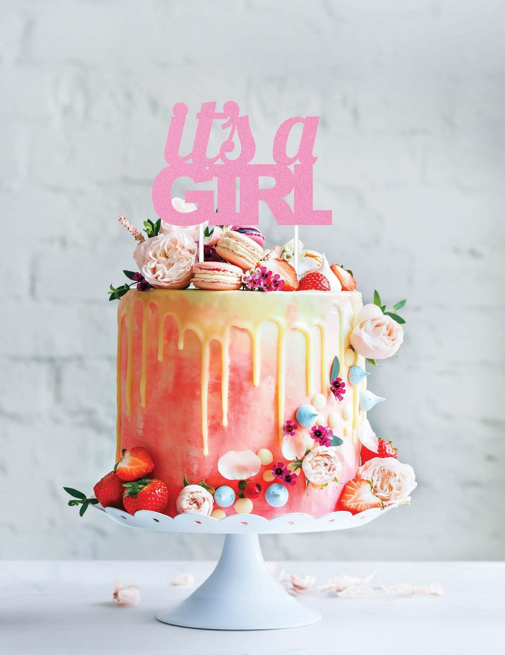 Postavka na torti s cake topperjem It's a girl