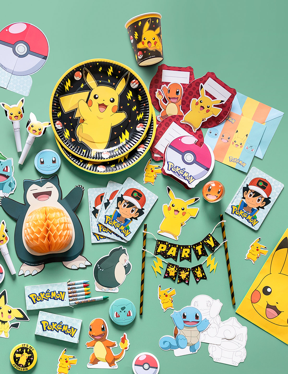 Mise en situation parmi les accessoires de fête du cake topper Pikachu Pokémon™