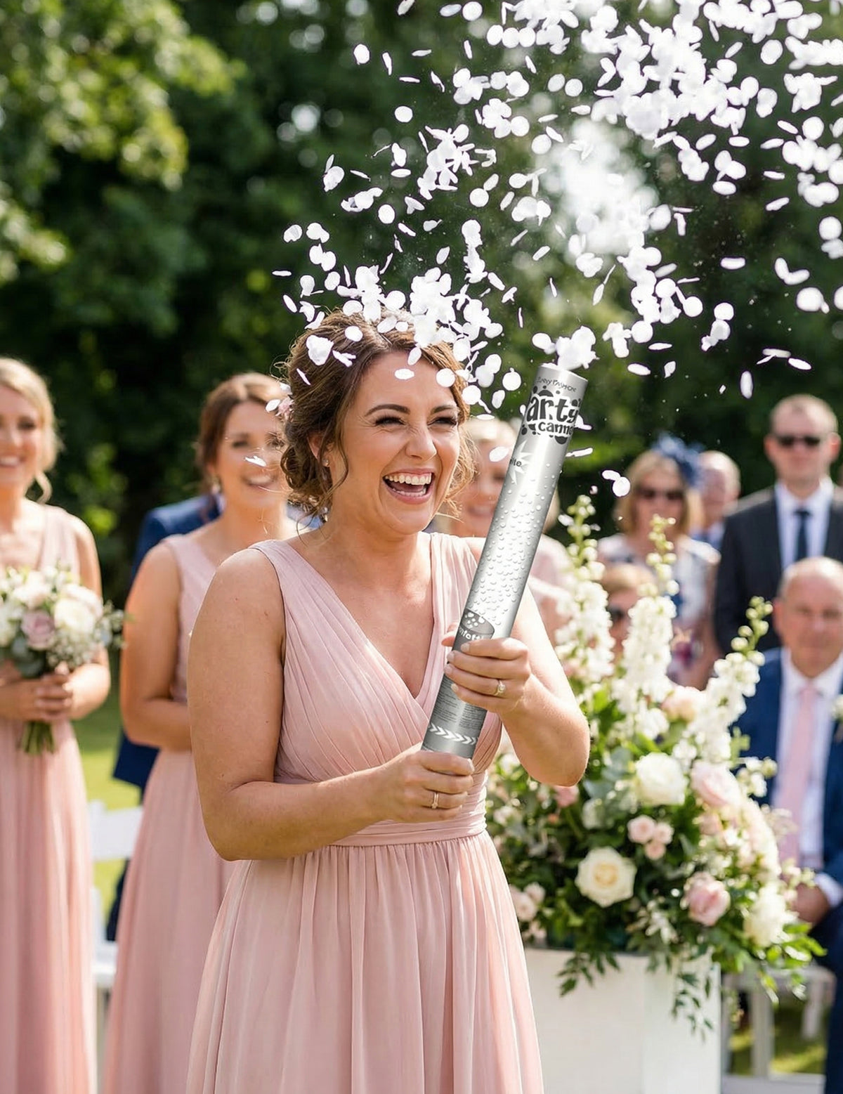 Mise en situation lors d'un mariage du canon à confettis blancs pour fête