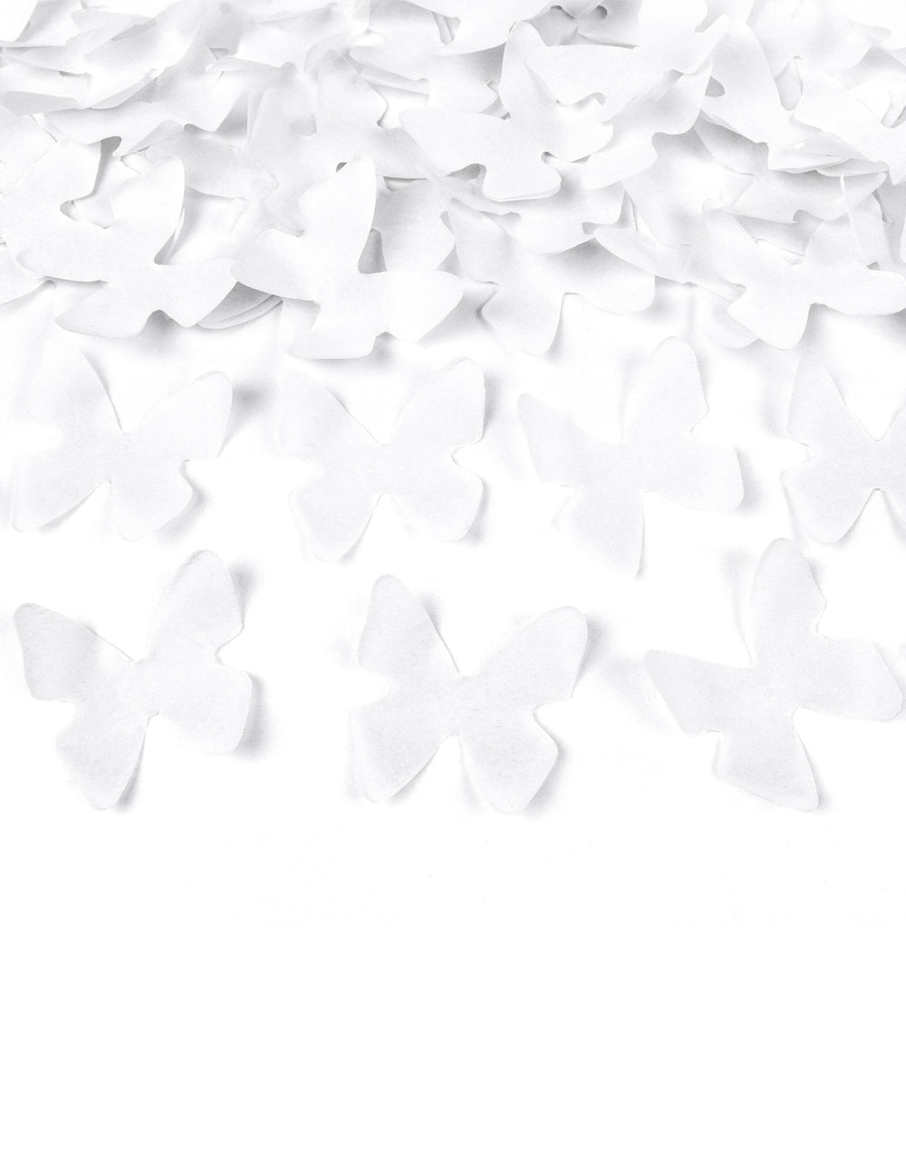 Gros plan sur les confettis en forme de papillon du canon à confettis papillons blancs