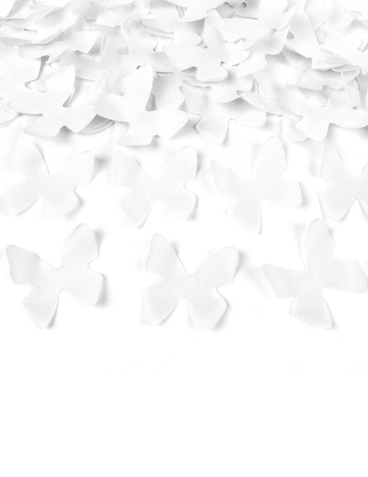 Gros plan sur les confettis en forme de papillon du canon à confettis papillons blancs