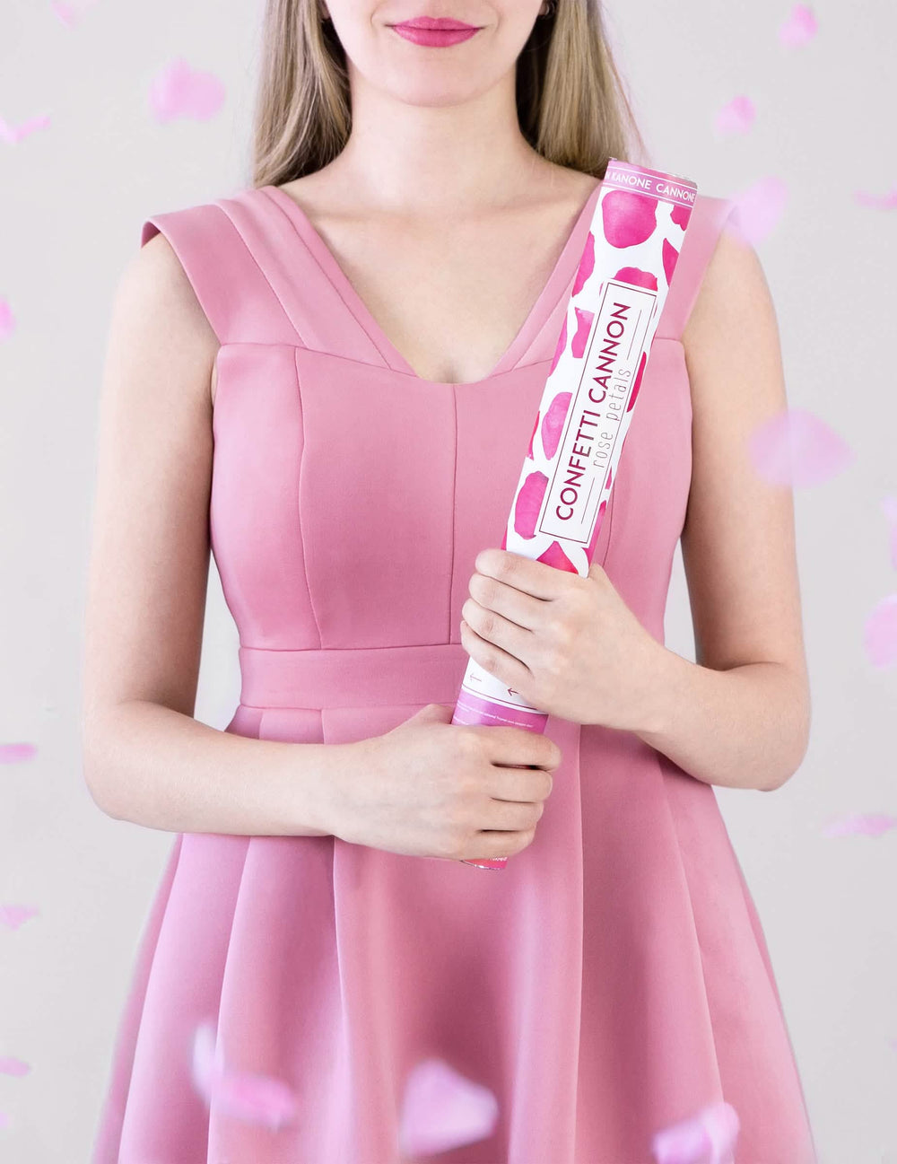 Prise en main du canon à confettis pétales pour fête roses