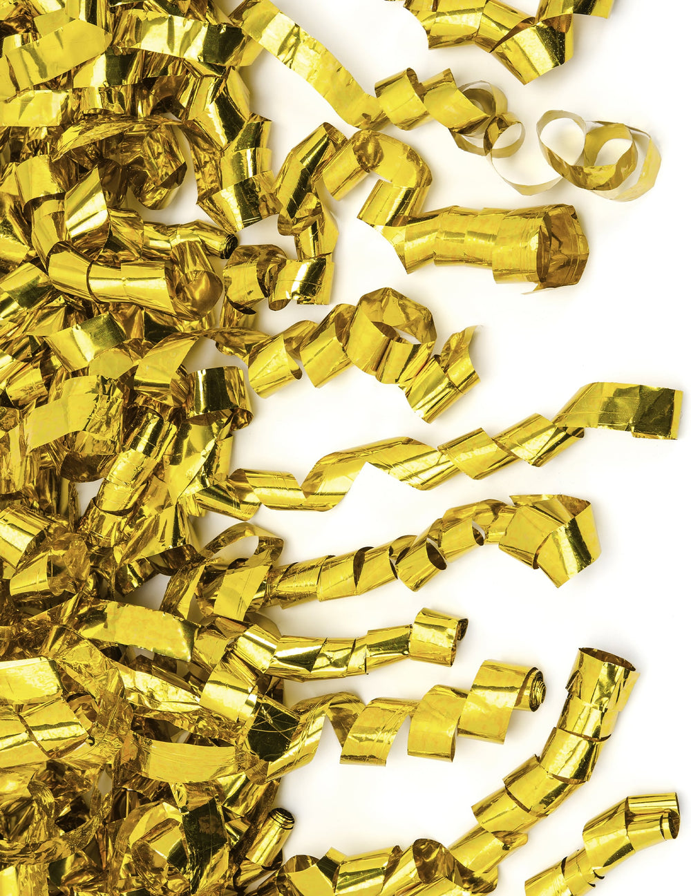 Gros plan sur les serpentins dorés du canon à confettis serpentins pour fête