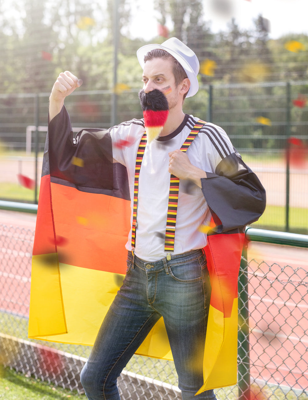 Vue de face portée de la cape de fan drapeau allemand