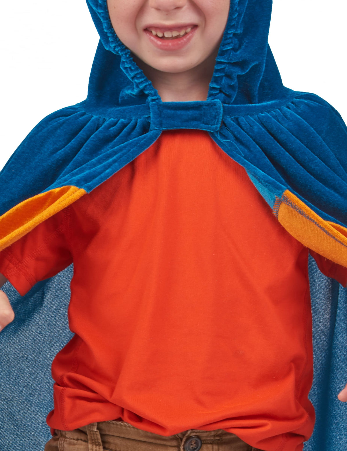 Détail du système d'attache de la cape dinosaure pour enfant